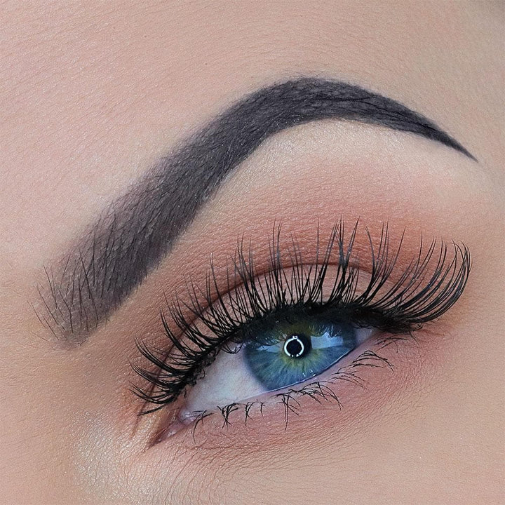 Wispy, natural eyelash with an invisible band
